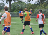 Laatste training S.K.N.W.K. JO19-1 van donderdag 30 mei 2024 (18/136)